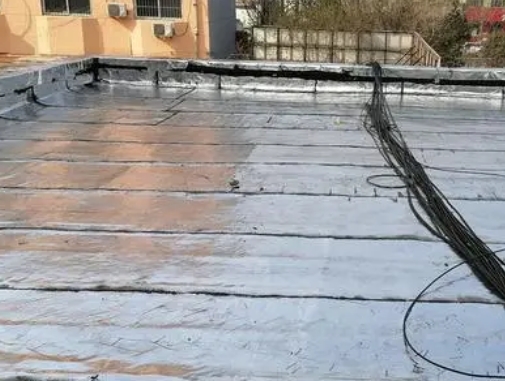 抚宁卫生间漏水维修公司分享下抚宁屋面楼顶防水刚性防水层施工要点。